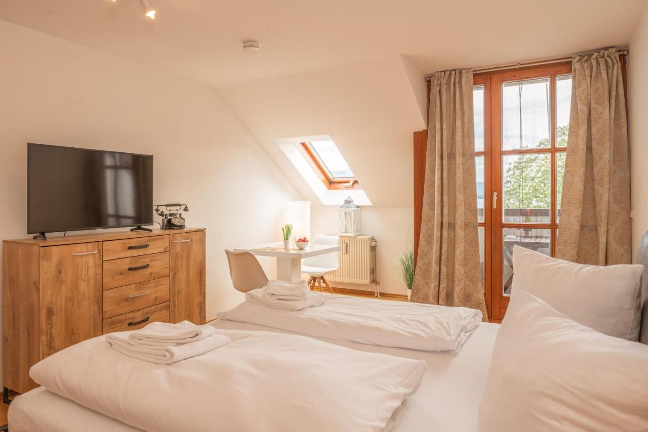 Kuschelnester Und Ferienwohnung Chiemseegluck Mit Wunderschonem Chiemseeblick Gstadt am Chiemsee Exteriör bild