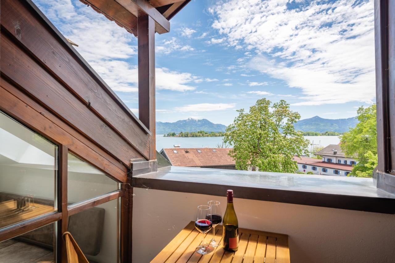Kuschelnester Und Ferienwohnung Chiemseegluck Mit Wunderschonem Chiemseeblick Gstadt am Chiemsee Exteriör bild