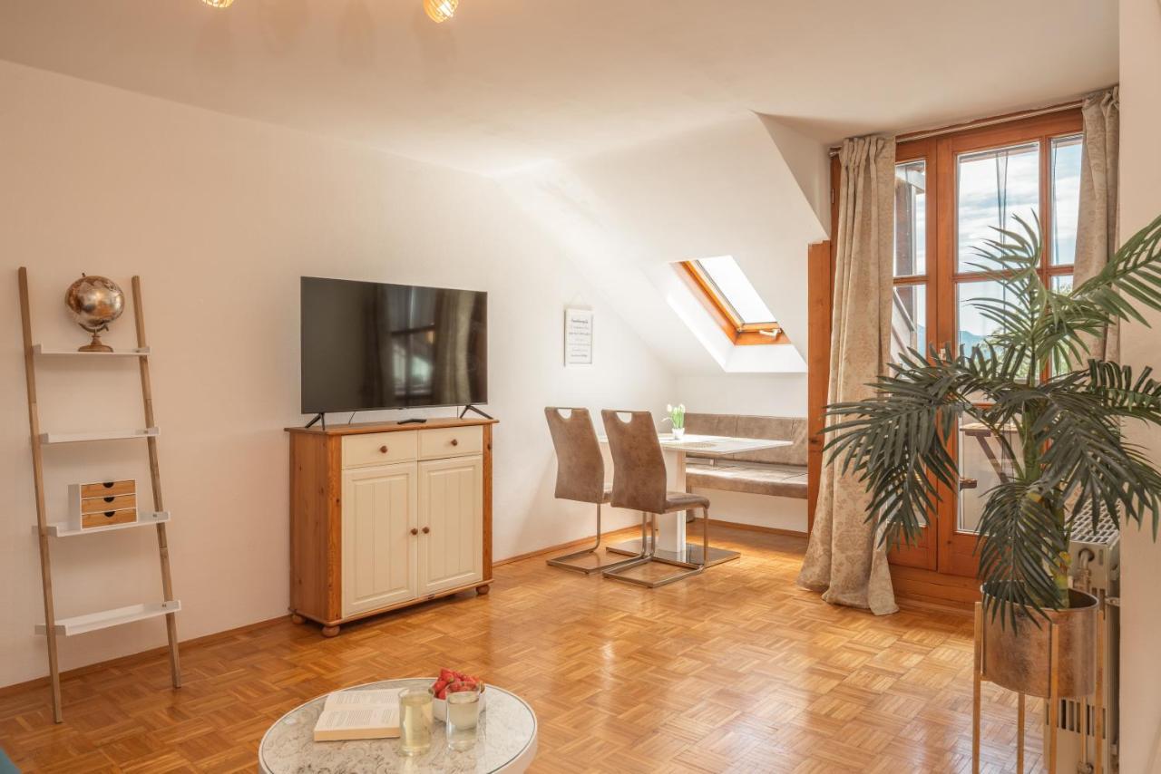 Kuschelnester Und Ferienwohnung Chiemseegluck Mit Wunderschonem Chiemseeblick Gstadt am Chiemsee Exteriör bild