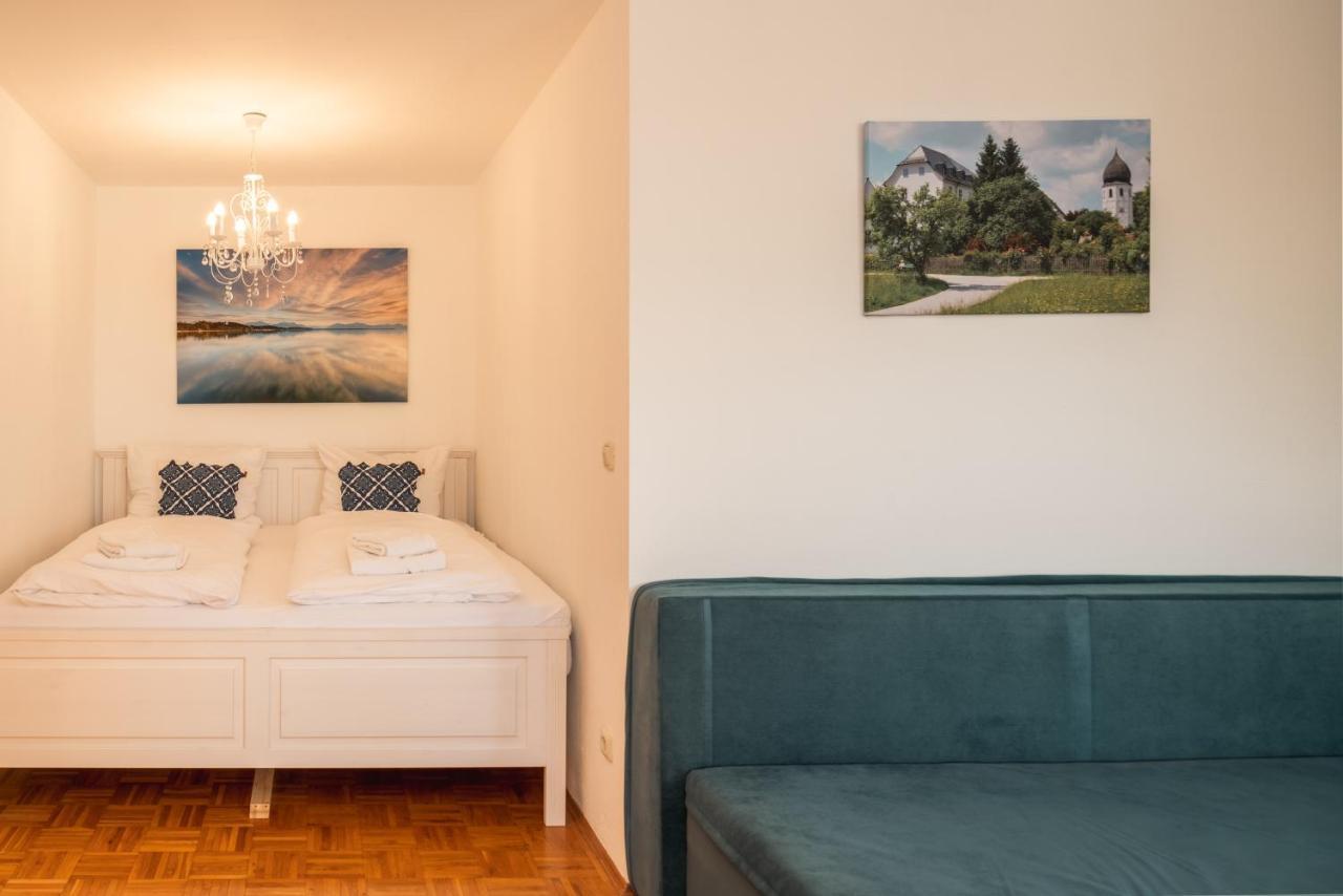 Kuschelnester Und Ferienwohnung Chiemseegluck Mit Wunderschonem Chiemseeblick Gstadt am Chiemsee Exteriör bild
