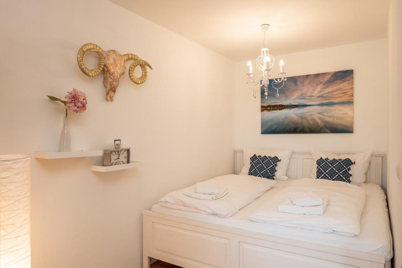Kuschelnester Und Ferienwohnung Chiemseegluck Mit Wunderschonem Chiemseeblick Gstadt am Chiemsee Exteriör bild
